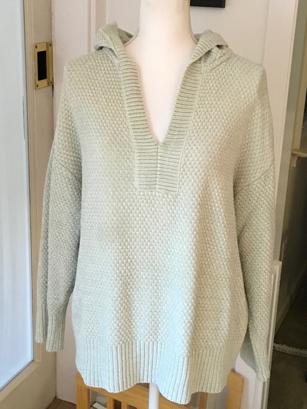 Tommy Bahama size XL soft and cozy pullover sweater in light mint green
